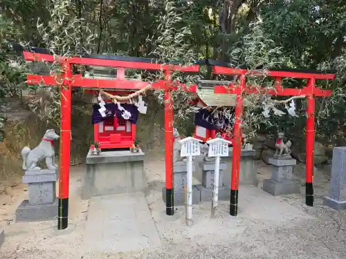 越木岩神社の{uncategorized: "未分類", other: "その他", undefined: "問題あり", building: "その他建物", grave: "お墓", sacred_gate: "鳥居", guardian: "狛犬", statue: "像", buddha: "仏像", history: "歴史", nature: "自然", garden: "庭園", animal: "動物", pagoda: "塔", temizu: "手水舎", mountain_gate: "山門・神門", sanctuary: "本殿・本堂", subordinate: "末社・摂社", art: "芸術", scenery: "景色", jizo: "地蔵", ema: "絵馬", goshuin: "御朱印", omikuji: "おみくじ", items: "授与品その他", amulet: "お守り", goshuincho: "御朱印帳", eats: "食事", festival: "お祭り", votive_dance: "神楽", shichigosan: "七五三参", wedding: "結婚式", experience: "体験その他", initially: "初詣", around: "周辺", anti_infection: "感染症対策"}