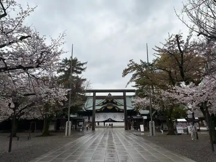 靖國神社の{uncategorized: "未分類", other: "その他", undefined: "問題あり", building: "その他建物", grave: "お墓", sacred_gate: "鳥居", guardian: "狛犬", statue: "像", buddha: "仏像", history: "歴史", nature: "自然", garden: "庭園", animal: "動物", pagoda: "塔", temizu: "手水舎", mountain_gate: "山門・神門", sanctuary: "本殿・本堂", subordinate: "末社・摂社", art: "芸術", scenery: "景色", jizo: "地蔵", ema: "絵馬", goshuin: "御朱印", omikuji: "おみくじ", items: "授与品その他", amulet: "お守り", goshuincho: "御朱印帳", eats: "食事", festival: "お祭り", votive_dance: "神楽", shichigosan: "七五三参", wedding: "結婚式", experience: "体験その他", initially: "初詣", around: "周辺", anti_infection: "感染症対策"}