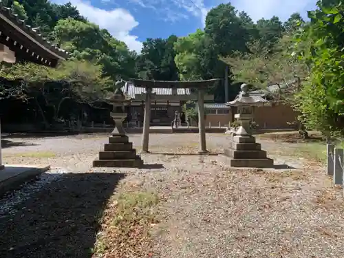 県神社の鳥居