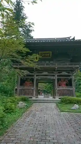 出流山満願寺の山門