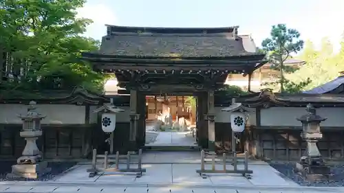 総持院の山門・神門