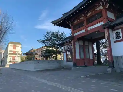 眞久寺の山門