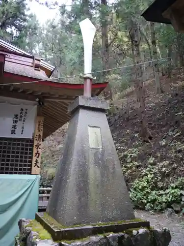 軍刀利神社の像