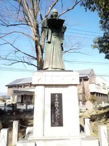 山縣神社の像