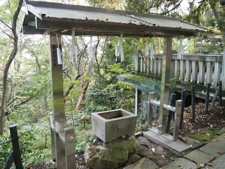 湯神社(彌彦神社末社)の手水舎