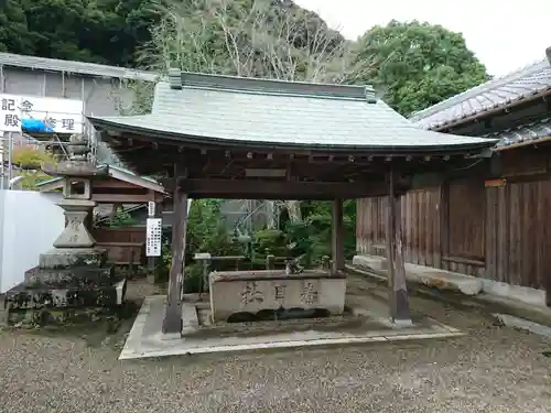 春日神社の手水舎