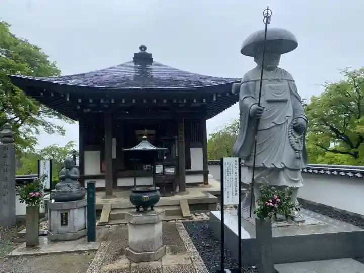 岡寺(龍蓋寺)の{uncategorized: "未分類", other: "その他", undefined: "問題あり", building: "その他建物", grave: "お墓", sacred_gate: "鳥居", guardian: "狛犬", statue: "像", buddha: "仏像", history: "歴史", nature: "自然", garden: "庭園", animal: "動物", pagoda: "塔", temizu: "手水舎", mountain_gate: "山門・神門", sanctuary: "本殿・本堂", subordinate: "末社・摂社", art: "芸術", scenery: "景色", jizo: "地蔵", ema: "絵馬", goshuin: "御朱印", omikuji: "おみくじ", items: "授与品その他", amulet: "お守り", goshuincho: "御朱印帳", eats: "食事", festival: "お祭り", votive_dance: "神楽", shichigosan: "七五三参", wedding: "結婚式", experience: "体験その他", initially: "初詣", around: "周辺", anti_infection: "感染症対策"}
