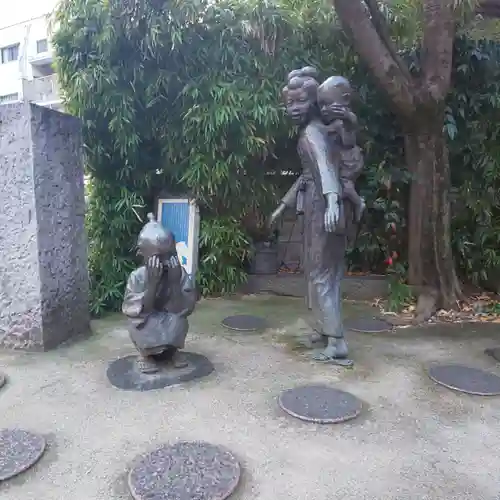 池尻稲荷神社の像