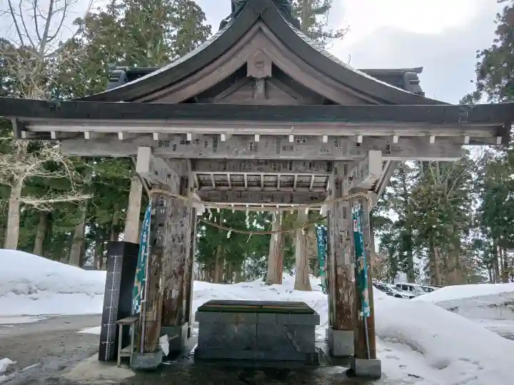 出羽神社(出羽三山神社)~三神合祭殿~の{uncategorized: "未分類", other: "その他", undefined: "問題あり", building: "その他建物", grave: "お墓", sacred_gate: "鳥居", guardian: "狛犬", statue: "像", buddha: "仏像", history: "歴史", nature: "自然", garden: "庭園", animal: "動物", pagoda: "塔", temizu: "手水舎", mountain_gate: "山門・神門", sanctuary: "本殿・本堂", subordinate: "末社・摂社", art: "芸術", scenery: "景色", jizo: "地蔵", ema: "絵馬", goshuin: "御朱印", omikuji: "おみくじ", items: "授与品その他", amulet: "お守り", goshuincho: "御朱印帳", eats: "食事", festival: "お祭り", votive_dance: "神楽", shichigosan: "七五三参", wedding: "結婚式", experience: "体験その他", initially: "初詣", around: "周辺", anti_infection: "感染症対策"}