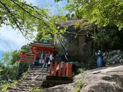 神倉神社（熊野速玉大社摂社）の{uncategorized: "未分類", other: "その他", undefined: "問題あり", building: "その他建物", grave: "お墓", sacred_gate: "鳥居", guardian: "狛犬", statue: "像", buddha: "仏像", history: "歴史", nature: "自然", garden: "庭園", animal: "動物", pagoda: "塔", temizu: "手水舎", mountain_gate: "山門・神門", sanctuary: "本殿・本堂", subordinate: "末社・摂社", art: "芸術", scenery: "景色", jizo: "地蔵", ema: "絵馬", goshuin: "御朱印", omikuji: "おみくじ", items: "授与品その他", amulet: "お守り", goshuincho: "御朱印帳", eats: "食事", festival: "お祭り", votive_dance: "神楽", shichigosan: "七五三参", wedding: "結婚式", experience: "体験その他", initially: "初詣", around: "周辺", anti_infection: "感染症対策"}