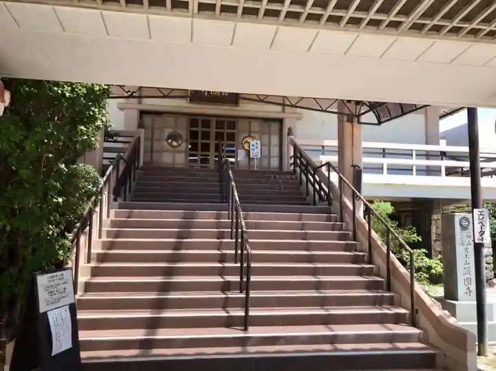 護国寺の本殿・本堂