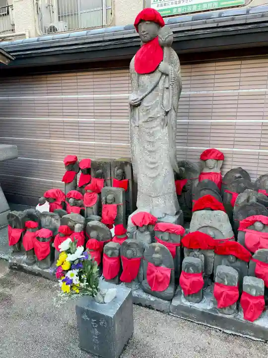 とげぬき地蔵尊 高岩寺の{uncategorized: "未分類", other: "その他", undefined: "問題あり", building: "その他建物", grave: "お墓", sacred_gate: "鳥居", guardian: "狛犬", statue: "像", buddha: "仏像", history: "歴史", nature: "自然", garden: "庭園", animal: "動物", pagoda: "塔", temizu: "手水舎", mountain_gate: "山門・神門", sanctuary: "本殿・本堂", subordinate: "末社・摂社", art: "芸術", scenery: "景色", jizo: "地蔵", ema: "絵馬", goshuin: "御朱印", omikuji: "おみくじ", items: "授与品その他", amulet: "お守り", goshuincho: "御朱印帳", eats: "食事", festival: "お祭り", votive_dance: "神楽", shichigosan: "七五三参", wedding: "結婚式", experience: "体験その他", initially: "初詣", around: "周辺", anti_infection: "感染症対策"}