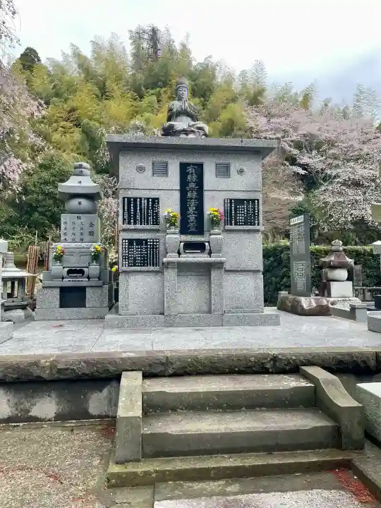 本漸寺の{uncategorized: "未分類", other: "その他", undefined: "問題あり", building: "その他建物", grave: "お墓", sacred_gate: "鳥居", guardian: "狛犬", statue: "像", buddha: "仏像", history: "歴史", nature: "自然", garden: "庭園", animal: "動物", pagoda: "塔", temizu: "手水舎", mountain_gate: "山門・神門", sanctuary: "本殿・本堂", subordinate: "末社・摂社", art: "芸術", scenery: "景色", jizo: "地蔵", ema: "絵馬", goshuin: "御朱印", omikuji: "おみくじ", items: "授与品その他", amulet: "お守り", goshuincho: "御朱印帳", eats: "食事", festival: "お祭り", votive_dance: "神楽", shichigosan: "七五三参", wedding: "結婚式", experience: "体験その他", initially: "初詣", around: "周辺", anti_infection: "感染症対策"}