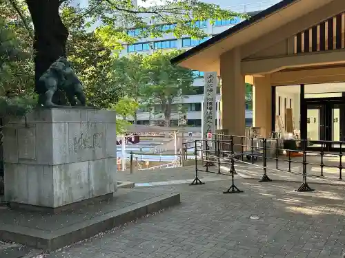 靖國神社の{uncategorized: "未分類", other: "その他", undefined: "問題あり", building: "その他建物", grave: "お墓", sacred_gate: "鳥居", guardian: "狛犬", statue: "像", buddha: "仏像", history: "歴史", nature: "自然", garden: "庭園", animal: "動物", pagoda: "塔", temizu: "手水舎", mountain_gate: "山門・神門", sanctuary: "本殿・本堂", subordinate: "末社・摂社", art: "芸術", scenery: "景色", jizo: "地蔵", ema: "絵馬", goshuin: "御朱印", omikuji: "おみくじ", items: "授与品その他", amulet: "お守り", goshuincho: "御朱印帳", eats: "食事", festival: "お祭り", votive_dance: "神楽", shichigosan: "七五三参", wedding: "結婚式", experience: "体験その他", initially: "初詣", around: "周辺", anti_infection: "感染症対策"}