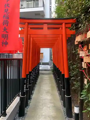 恵比寿山下伏見稲荷大明神の鳥居