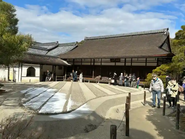 慈照寺(慈照禅寺・銀閣寺)の{uncategorized: "未分類", other: "その他", undefined: "問題あり", building: "その他建物", grave: "お墓", sacred_gate: "鳥居", guardian: "狛犬", statue: "像", buddha: "仏像", history: "歴史", nature: "自然", garden: "庭園", animal: "動物", pagoda: "塔", temizu: "手水舎", mountain_gate: "山門・神門", sanctuary: "本殿・本堂", subordinate: "末社・摂社", art: "芸術", scenery: "景色", jizo: "地蔵", ema: "絵馬", goshuin: "御朱印", omikuji: "おみくじ", items: "授与品その他", amulet: "お守り", goshuincho: "御朱印帳", eats: "食事", festival: "お祭り", votive_dance: "神楽", shichigosan: "七五三参", wedding: "結婚式", experience: "体験その他", initially: "初詣", around: "周辺", anti_infection: "感染症対策"}