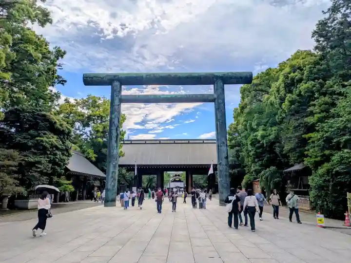 靖國神社の{uncategorized: "未分類", other: "その他", undefined: "問題あり", building: "その他建物", grave: "お墓", sacred_gate: "鳥居", guardian: "狛犬", statue: "像", buddha: "仏像", history: "歴史", nature: "自然", garden: "庭園", animal: "動物", pagoda: "塔", temizu: "手水舎", mountain_gate: "山門・神門", sanctuary: "本殿・本堂", subordinate: "末社・摂社", art: "芸術", scenery: "景色", jizo: "地蔵", ema: "絵馬", goshuin: "御朱印", omikuji: "おみくじ", items: "授与品その他", amulet: "お守り", goshuincho: "御朱印帳", eats: "食事", festival: "お祭り", votive_dance: "神楽", shichigosan: "七五三参", wedding: "結婚式", experience: "体験その他", initially: "初詣", around: "周辺", anti_infection: "感染症対策"}