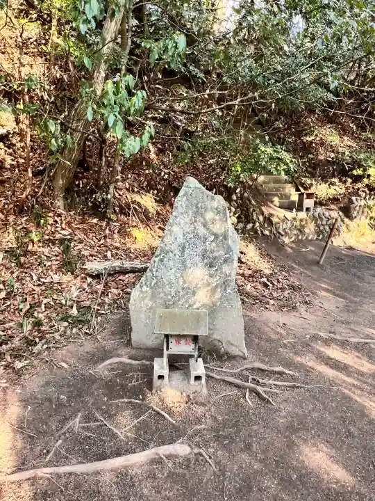 サムハラ神社 奥の宮の{uncategorized: "未分類", other: "その他", undefined: "問題あり", building: "その他建物", grave: "お墓", sacred_gate: "鳥居", guardian: "狛犬", statue: "像", buddha: "仏像", history: "歴史", nature: "自然", garden: "庭園", animal: "動物", pagoda: "塔", temizu: "手水舎", mountain_gate: "山門・神門", sanctuary: "本殿・本堂", subordinate: "末社・摂社", art: "芸術", scenery: "景色", jizo: "地蔵", ema: "絵馬", goshuin: "御朱印", omikuji: "おみくじ", items: "授与品その他", amulet: "お守り", goshuincho: "御朱印帳", eats: "食事", festival: "お祭り", votive_dance: "神楽", shichigosan: "七五三参", wedding: "結婚式", experience: "体験その他", initially: "初詣", around: "周辺", anti_infection: "感染症対策"}