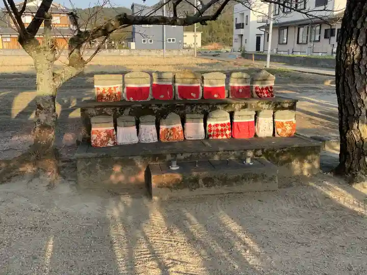 大日堂の{uncategorized: "未分類", other: "その他", undefined: "問題あり", building: "その他建物", grave: "お墓", sacred_gate: "鳥居", guardian: "狛犬", statue: "像", buddha: "仏像", history: "歴史", nature: "自然", garden: "庭園", animal: "動物", pagoda: "塔", temizu: "手水舎", mountain_gate: "山門・神門", sanctuary: "本殿・本堂", subordinate: "末社・摂社", art: "芸術", scenery: "景色", jizo: "地蔵", ema: "絵馬", goshuin: "御朱印", omikuji: "おみくじ", items: "授与品その他", amulet: "お守り", goshuincho: "御朱印帳", eats: "食事", festival: "お祭り", votive_dance: "神楽", shichigosan: "七五三参", wedding: "結婚式", experience: "体験その他", initially: "初詣", around: "周辺", anti_infection: "感染症対策"}