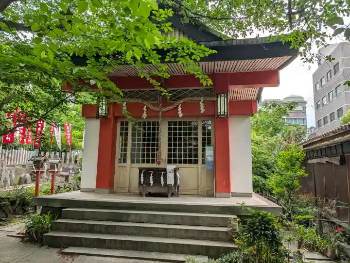 産湯稲荷神社の{uncategorized: "未分類", other: "その他", undefined: "問題あり", building: "その他建物", grave: "お墓", sacred_gate: "鳥居", guardian: "狛犬", statue: "像", buddha: "仏像", history: "歴史", nature: "自然", garden: "庭園", animal: "動物", pagoda: "塔", temizu: "手水舎", mountain_gate: "山門・神門", sanctuary: "本殿・本堂", subordinate: "末社・摂社", art: "芸術", scenery: "景色", jizo: "地蔵", ema: "絵馬", goshuin: "御朱印", omikuji: "おみくじ", items: "授与品その他", amulet: "お守り", goshuincho: "御朱印帳", eats: "食事", festival: "お祭り", votive_dance: "神楽", shichigosan: "七五三参", wedding: "結婚式", experience: "体験その他", initially: "初詣", around: "周辺", anti_infection: "感染症対策"}