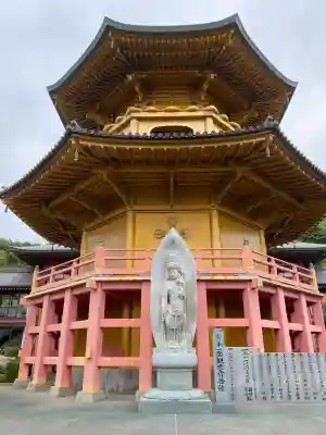 満願寺の{uncategorized: "未分類", other: "その他", undefined: "問題あり", building: "その他建物", grave: "お墓", sacred_gate: "鳥居", guardian: "狛犬", statue: "像", buddha: "仏像", history: "歴史", nature: "自然", garden: "庭園", animal: "動物", pagoda: "塔", temizu: "手水舎", mountain_gate: "山門・神門", sanctuary: "本殿・本堂", subordinate: "末社・摂社", art: "芸術", scenery: "景色", jizo: "地蔵", ema: "絵馬", goshuin: "御朱印", omikuji: "おみくじ", items: "授与品その他", amulet: "お守り", goshuincho: "御朱印帳", eats: "食事", festival: "お祭り", votive_dance: "神楽", shichigosan: "七五三参", wedding: "結婚式", experience: "体験その他", initially: "初詣", around: "周辺", anti_infection: "感染症対策"}