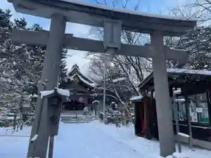 彌彦神社 (伊夜日子神社)の鳥居(2024年12月18日(水) 12時11分40秒投稿)