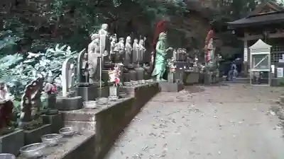 紅葉ヶ滝薬師堂の像