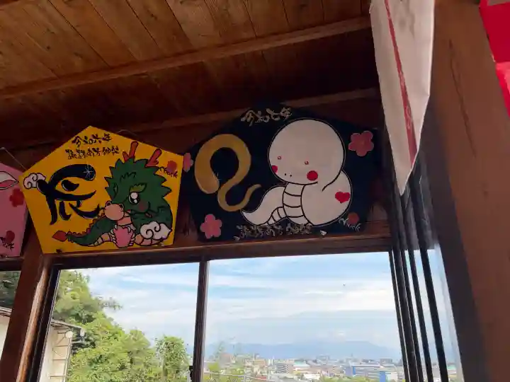 南方神社(諏訪南方神社)の{uncategorized: "未分類", other: "その他", undefined: "問題あり", building: "その他建物", grave: "お墓", sacred_gate: "鳥居", guardian: "狛犬", statue: "像", buddha: "仏像", history: "歴史", nature: "自然", garden: "庭園", animal: "動物", pagoda: "塔", temizu: "手水舎", mountain_gate: "山門・神門", sanctuary: "本殿・本堂", subordinate: "末社・摂社", art: "芸術", scenery: "景色", jizo: "地蔵", ema: "絵馬", goshuin: "御朱印", omikuji: "おみくじ", items: "授与品その他", amulet: "お守り", goshuincho: "御朱印帳", eats: "食事", festival: "お祭り", votive_dance: "神楽", shichigosan: "七五三参", wedding: "結婚式", experience: "体験その他", initially: "初詣", around: "周辺", anti_infection: "感染症対策"}