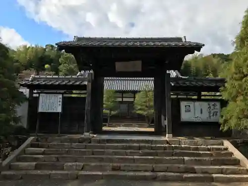 洞春寺の山門