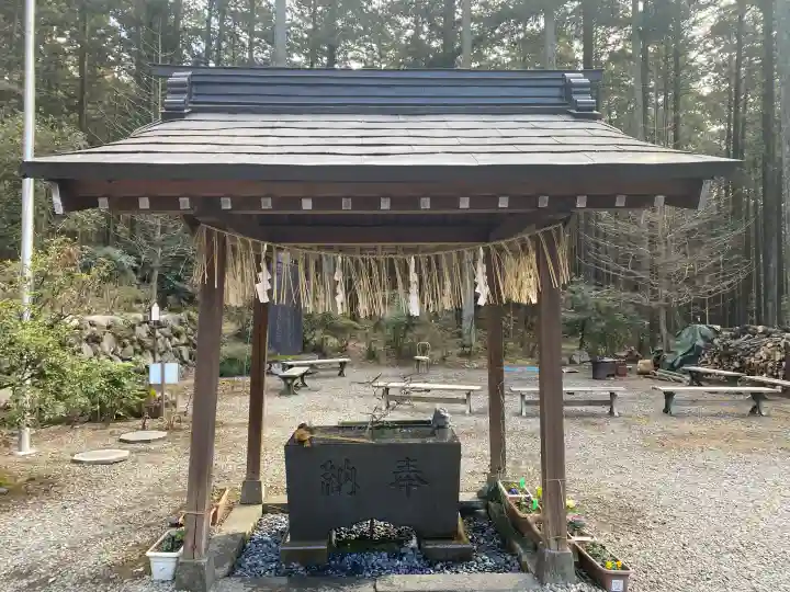 日光大室高龗神社の{uncategorized: "未分類", other: "その他", undefined: "問題あり", building: "その他建物", grave: "お墓", sacred_gate: "鳥居", guardian: "狛犬", statue: "像", buddha: "仏像", history: "歴史", nature: "自然", garden: "庭園", animal: "動物", pagoda: "塔", temizu: "手水舎", mountain_gate: "山門・神門", sanctuary: "本殿・本堂", subordinate: "末社・摂社", art: "芸術", scenery: "景色", jizo: "地蔵", ema: "絵馬", goshuin: "御朱印", omikuji: "おみくじ", items: "授与品その他", amulet: "お守り", goshuincho: "御朱印帳", eats: "食事", festival: "お祭り", votive_dance: "神楽", shichigosan: "七五三参", wedding: "結婚式", experience: "体験その他", initially: "初詣", around: "周辺", anti_infection: "感染症対策"}