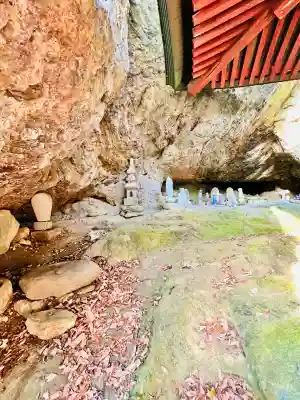 岩井堂（圓融寺境外観音堂）の{uncategorized: "未分類", other: "その他", undefined: "問題あり", building: "その他建物", grave: "お墓", sacred_gate: "鳥居", guardian: "狛犬", statue: "像", buddha: "仏像", history: "歴史", nature: "自然", garden: "庭園", animal: "動物", pagoda: "塔", temizu: "手水舎", mountain_gate: "山門・神門", sanctuary: "本殿・本堂", subordinate: "末社・摂社", art: "芸術", scenery: "景色", jizo: "地蔵", ema: "絵馬", goshuin: "御朱印", omikuji: "おみくじ", items: "授与品その他", amulet: "お守り", goshuincho: "御朱印帳", eats: "食事", festival: "お祭り", votive_dance: "神楽", shichigosan: "七五三参", wedding: "結婚式", experience: "体験その他", initially: "初詣", around: "周辺", anti_infection: "感染症対策"}