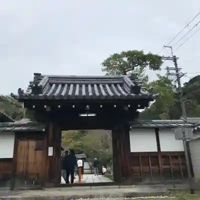 霊鑑寺門跡の山門・神門