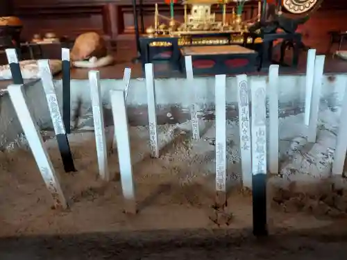 道成寺の{uncategorized: "未分類", other: "その他", undefined: "問題あり", building: "その他建物", grave: "お墓", sacred_gate: "鳥居", guardian: "狛犬", statue: "像", buddha: "仏像", history: "歴史", nature: "自然", garden: "庭園", animal: "動物", pagoda: "塔", temizu: "手水舎", mountain_gate: "山門・神門", sanctuary: "本殿・本堂", subordinate: "末社・摂社", art: "芸術", scenery: "景色", jizo: "地蔵", ema: "絵馬", goshuin: "御朱印", omikuji: "おみくじ", items: "授与品その他", amulet: "お守り", goshuincho: "御朱印帳", eats: "食事", festival: "お祭り", votive_dance: "神楽", shichigosan: "七五三参", wedding: "結婚式", experience: "体験その他", initially: "初詣", around: "周辺", anti_infection: "感染症対策"}