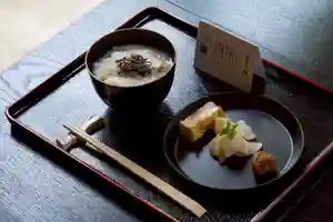 普元寺では、「地域の朝がもう少し楽しくなるといいな」という思いで、季節ごとに無料の朝食会を開催しています。
お出汁の効いた風味豊かな芋粥で、身体も心もあたたまるひとときをどうぞ。
どなたでも参加OK。はじめましての方も遠慮なくどうぞ。
⸻
日程:1月30日(金)8:30〜9:30
参加費:無料
場所:普元寺 お座敷
所在地:西尾市一色町味浜西乾地70-1
申込み:予約不要(先着30名)
※受付は8:00〜8:30です。
※🅿️駐車場はお寺南隣の公園駐車場をご利用ください。臨時駐車場へお願いいたします。
駐車場マップ:https://hotokami.jp/area/aichi/Hmrts/Hmrtsty/Daryt/74485/map/