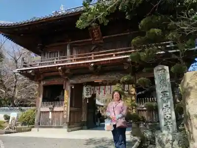 霊山寺の{uncategorized: "未分類", other: "その他", undefined: "問題あり", building: "その他建物", grave: "お墓", sacred_gate: "鳥居", guardian: "狛犬", statue: "像", buddha: "仏像", history: "歴史", nature: "自然", garden: "庭園", animal: "動物", pagoda: "塔", temizu: "手水舎", mountain_gate: "山門・神門", sanctuary: "本殿・本堂", subordinate: "末社・摂社", art: "芸術", scenery: "景色", jizo: "地蔵", ema: "絵馬", goshuin: "御朱印", omikuji: "おみくじ", items: "授与品その他", amulet: "お守り", goshuincho: "御朱印帳", eats: "食事", festival: "お祭り", votive_dance: "神楽", shichigosan: "七五三参", wedding: "結婚式", experience: "体験その他", initially: "初詣", around: "周辺", anti_infection: "感染症対策"}