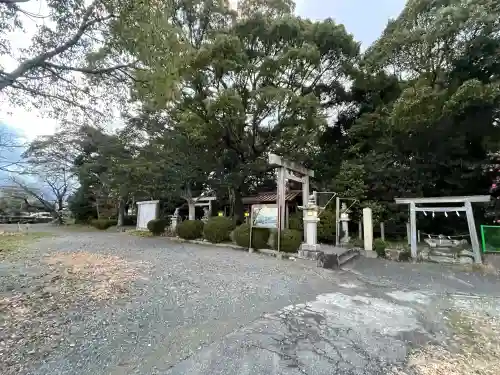 箕曲神社の{uncategorized: "未分類", other: "その他", undefined: "問題あり", building: "その他建物", grave: "お墓", sacred_gate: "鳥居", guardian: "狛犬", statue: "像", buddha: "仏像", history: "歴史", nature: "自然", garden: "庭園", animal: "動物", pagoda: "塔", temizu: "手水舎", mountain_gate: "山門・神門", sanctuary: "本殿・本堂", subordinate: "末社・摂社", art: "芸術", scenery: "景色", jizo: "地蔵", ema: "絵馬", goshuin: "御朱印", omikuji: "おみくじ", items: "授与品その他", amulet: "お守り", goshuincho: "御朱印帳", eats: "食事", festival: "お祭り", votive_dance: "神楽", shichigosan: "七五三参", wedding: "結婚式", experience: "体験その他", initially: "初詣", around: "周辺", anti_infection: "感染症対策"}