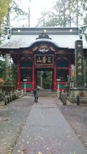 三峯神社の山門