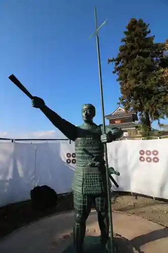 眞田神社の像