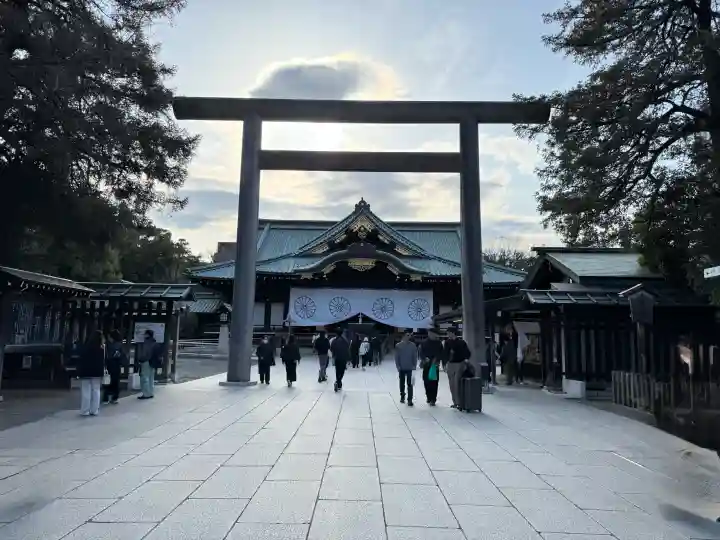 靖國神社の{uncategorized: "未分類", other: "その他", undefined: "問題あり", building: "その他建物", grave: "お墓", sacred_gate: "鳥居", guardian: "狛犬", statue: "像", buddha: "仏像", history: "歴史", nature: "自然", garden: "庭園", animal: "動物", pagoda: "塔", temizu: "手水舎", mountain_gate: "山門・神門", sanctuary: "本殿・本堂", subordinate: "末社・摂社", art: "芸術", scenery: "景色", jizo: "地蔵", ema: "絵馬", goshuin: "御朱印", omikuji: "おみくじ", items: "授与品その他", amulet: "お守り", goshuincho: "御朱印帳", eats: "食事", festival: "お祭り", votive_dance: "神楽", shichigosan: "七五三参", wedding: "結婚式", experience: "体験その他", initially: "初詣", around: "周辺", anti_infection: "感染症対策"}