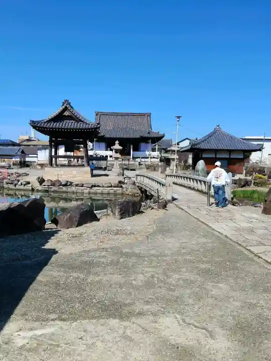 家原寺の{uncategorized: "未分類", other: "その他", undefined: "問題あり", building: "その他建物", grave: "お墓", sacred_gate: "鳥居", guardian: "狛犬", statue: "像", buddha: "仏像", history: "歴史", nature: "自然", garden: "庭園", animal: "動物", pagoda: "塔", temizu: "手水舎", mountain_gate: "山門・神門", sanctuary: "本殿・本堂", subordinate: "末社・摂社", art: "芸術", scenery: "景色", jizo: "地蔵", ema: "絵馬", goshuin: "御朱印", omikuji: "おみくじ", items: "授与品その他", amulet: "お守り", goshuincho: "御朱印帳", eats: "食事", festival: "お祭り", votive_dance: "神楽", shichigosan: "七五三参", wedding: "結婚式", experience: "体験その他", initially: "初詣", around: "周辺", anti_infection: "感染症対策"}