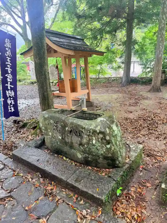 滝尻王子宮十郷神社の{uncategorized: "未分類", other: "その他", undefined: "問題あり", building: "その他建物", grave: "お墓", sacred_gate: "鳥居", guardian: "狛犬", statue: "像", buddha: "仏像", history: "歴史", nature: "自然", garden: "庭園", animal: "動物", pagoda: "塔", temizu: "手水舎", mountain_gate: "山門・神門", sanctuary: "本殿・本堂", subordinate: "末社・摂社", art: "芸術", scenery: "景色", jizo: "地蔵", ema: "絵馬", goshuin: "御朱印", omikuji: "おみくじ", items: "授与品その他", amulet: "お守り", goshuincho: "御朱印帳", eats: "食事", festival: "お祭り", votive_dance: "神楽", shichigosan: "七五三参", wedding: "結婚式", experience: "体験その他", initially: "初詣", around: "周辺", anti_infection: "感染症対策"}