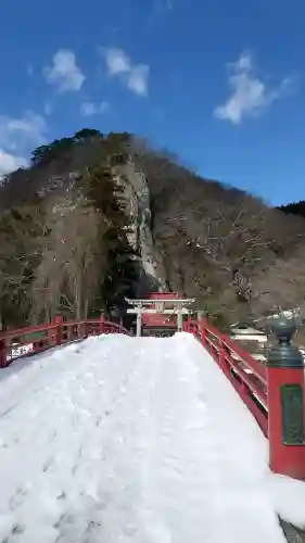厳竜神社の{uncategorized: "未分類", other: "その他", undefined: "問題あり", building: "その他建物", grave: "お墓", sacred_gate: "鳥居", guardian: "狛犬", statue: "像", buddha: "仏像", history: "歴史", nature: "自然", garden: "庭園", animal: "動物", pagoda: "塔", temizu: "手水舎", mountain_gate: "山門・神門", sanctuary: "本殿・本堂", subordinate: "末社・摂社", art: "芸術", scenery: "景色", jizo: "地蔵", ema: "絵馬", goshuin: "御朱印", omikuji: "おみくじ", items: "授与品その他", amulet: "お守り", goshuincho: "御朱印帳", eats: "食事", festival: "お祭り", votive_dance: "神楽", shichigosan: "七五三参", wedding: "結婚式", experience: "体験その他", initially: "初詣", around: "周辺", anti_infection: "感染症対策"}