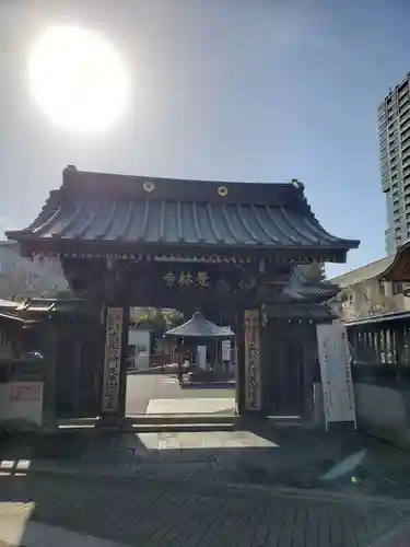 覚林寺の山門