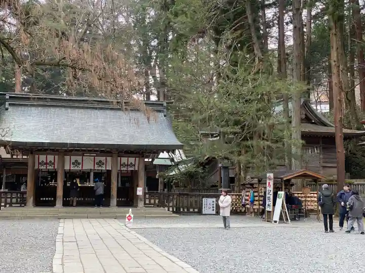 諏訪大社の{uncategorized: "未分類", other: "その他", undefined: "問題あり", building: "その他建物", grave: "お墓", sacred_gate: "鳥居", guardian: "狛犬", statue: "像", buddha: "仏像", history: "歴史", nature: "自然", garden: "庭園", animal: "動物", pagoda: "塔", temizu: "手水舎", mountain_gate: "山門・神門", sanctuary: "本殿・本堂", subordinate: "末社・摂社", art: "芸術", scenery: "景色", jizo: "地蔵", ema: "絵馬", goshuin: "御朱印", omikuji: "おみくじ", items: "授与品その他", amulet: "お守り", goshuincho: "御朱印帳", eats: "食事", festival: "お祭り", votive_dance: "神楽", shichigosan: "七五三参", wedding: "結婚式", experience: "体験その他", initially: "初詣", around: "周辺", anti_infection: "感染症対策"}