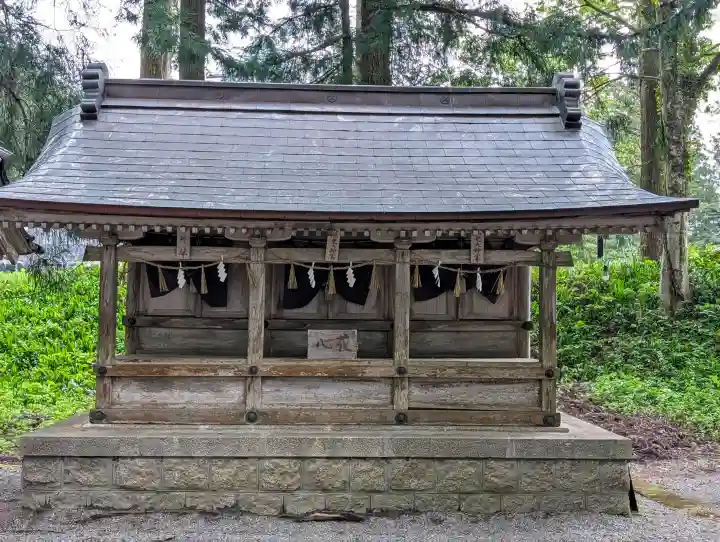 雄山神社中宮祈願殿の{uncategorized: "未分類", other: "その他", undefined: "問題あり", building: "その他建物", grave: "お墓", sacred_gate: "鳥居", guardian: "狛犬", statue: "像", buddha: "仏像", history: "歴史", nature: "自然", garden: "庭園", animal: "動物", pagoda: "塔", temizu: "手水舎", mountain_gate: "山門・神門", sanctuary: "本殿・本堂", subordinate: "末社・摂社", art: "芸術", scenery: "景色", jizo: "地蔵", ema: "絵馬", goshuin: "御朱印", omikuji: "おみくじ", items: "授与品その他", amulet: "お守り", goshuincho: "御朱印帳", eats: "食事", festival: "お祭り", votive_dance: "神楽", shichigosan: "七五三参", wedding: "結婚式", experience: "体験その他", initially: "初詣", around: "周辺", anti_infection: "感染症対策"}