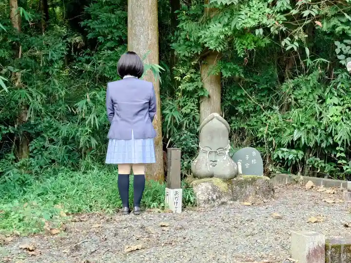 妻神社の像