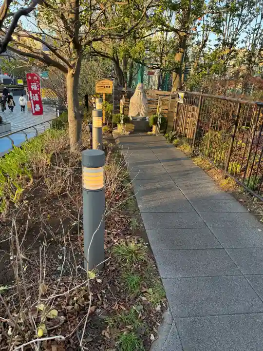 祠(東京ドームシティー屋上)の{uncategorized: "未分類", other: "その他", undefined: "問題あり", building: "その他建物", grave: "お墓", sacred_gate: "鳥居", guardian: "狛犬", statue: "像", buddha: "仏像", history: "歴史", nature: "自然", garden: "庭園", animal: "動物", pagoda: "塔", temizu: "手水舎", mountain_gate: "山門・神門", sanctuary: "本殿・本堂", subordinate: "末社・摂社", art: "芸術", scenery: "景色", jizo: "地蔵", ema: "絵馬", goshuin: "御朱印", omikuji: "おみくじ", items: "授与品その他", amulet: "お守り", goshuincho: "御朱印帳", eats: "食事", festival: "お祭り", votive_dance: "神楽", shichigosan: "七五三参", wedding: "結婚式", experience: "体験その他", initially: "初詣", around: "周辺", anti_infection: "感染症対策"}