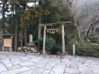 白石神社(若狭彦神社境外末社)の{uncategorized: "未分類", other: "その他", undefined: "問題あり", building: "その他建物", grave: "お墓", sacred_gate: "鳥居", guardian: "狛犬", statue: "像", buddha: "仏像", history: "歴史", nature: "自然", garden: "庭園", animal: "動物", pagoda: "塔", temizu: "手水舎", mountain_gate: "山門・神門", sanctuary: "本殿・本堂", subordinate: "末社・摂社", art: "芸術", scenery: "景色", jizo: "地蔵", ema: "絵馬", goshuin: "御朱印", omikuji: "おみくじ", items: "授与品その他", amulet: "お守り", goshuincho: "御朱印帳", eats: "食事", festival: "お祭り", votive_dance: "神楽", shichigosan: "七五三参", wedding: "結婚式", experience: "体験その他", initially: "初詣", around: "周辺", anti_infection: "感染症対策"}