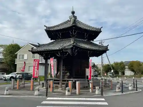 六角堂の{uncategorized: "未分類", other: "その他", undefined: "問題あり", building: "その他建物", grave: "お墓", sacred_gate: "鳥居", guardian: "狛犬", statue: "像", buddha: "仏像", history: "歴史", nature: "自然", garden: "庭園", animal: "動物", pagoda: "塔", temizu: "手水舎", mountain_gate: "山門・神門", sanctuary: "本殿・本堂", subordinate: "末社・摂社", art: "芸術", scenery: "景色", jizo: "地蔵", ema: "絵馬", goshuin: "御朱印", omikuji: "おみくじ", items: "授与品その他", amulet: "お守り", goshuincho: "御朱印帳", eats: "食事", festival: "お祭り", votive_dance: "神楽", shichigosan: "七五三参", wedding: "結婚式", experience: "体験その他", initially: "初詣", around: "周辺", anti_infection: "感染症対策"}