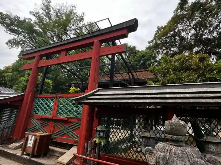 氷室神社の{uncategorized: "未分類", other: "その他", undefined: "問題あり", building: "その他建物", grave: "お墓", sacred_gate: "鳥居", guardian: "狛犬", statue: "像", buddha: "仏像", history: "歴史", nature: "自然", garden: "庭園", animal: "動物", pagoda: "塔", temizu: "手水舎", mountain_gate: "山門・神門", sanctuary: "本殿・本堂", subordinate: "末社・摂社", art: "芸術", scenery: "景色", jizo: "地蔵", ema: "絵馬", goshuin: "御朱印", omikuji: "おみくじ", items: "授与品その他", amulet: "お守り", goshuincho: "御朱印帳", eats: "食事", festival: "お祭り", votive_dance: "神楽", shichigosan: "七五三参", wedding: "結婚式", experience: "体験その他", initially: "初詣", around: "周辺", anti_infection: "感染症対策"}